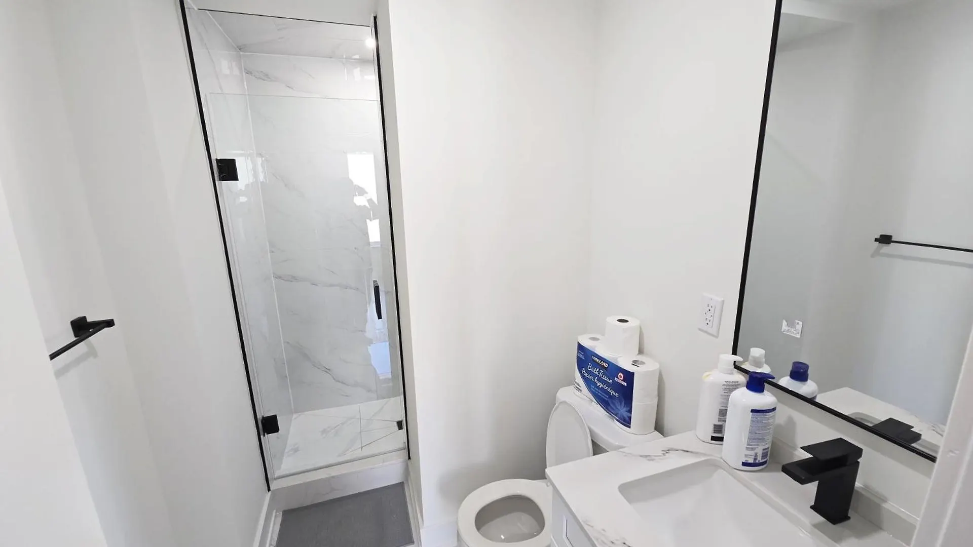 Modern Private Room Private Bathroom With King Bed With Tv And Balcony Midtown Downtown Toronto Kwatera prywatna