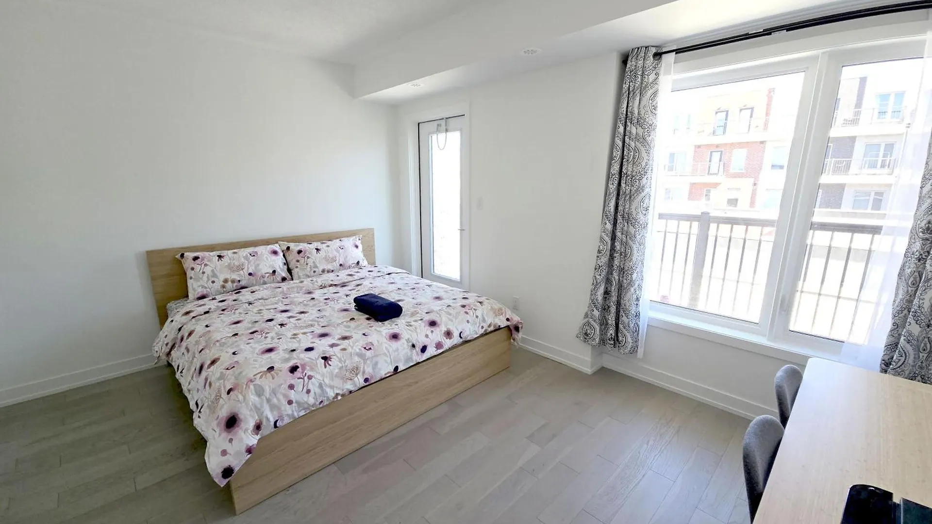 Modern Private Room Private Bathroom With King Bed With Tv And Balcony Midtown Downtown Toronto Kwatera prywatna