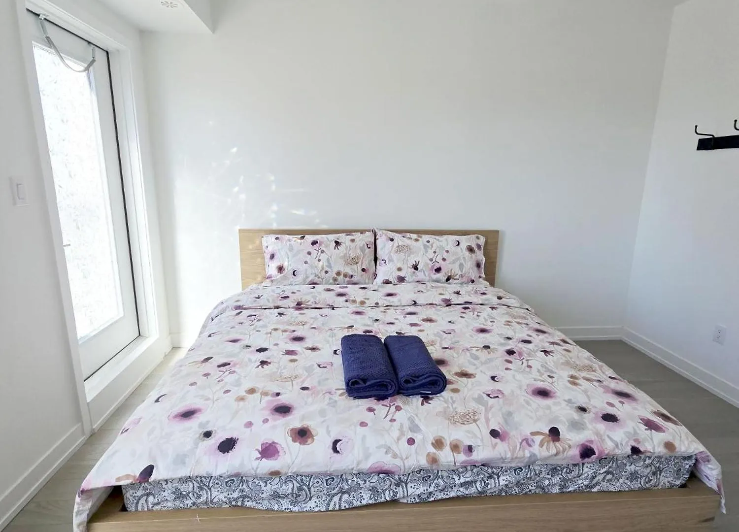 Modern Private Room Private Bathroom With King Bed With Tv And Balcony Midtown Downtown Toronto 0*,