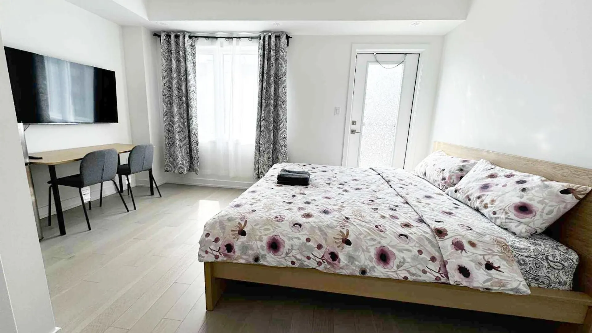 Kwatera prywatna Modern Private Room Private Bathroom With King Bed With Tv And Balcony Midtown Downtown Toronto