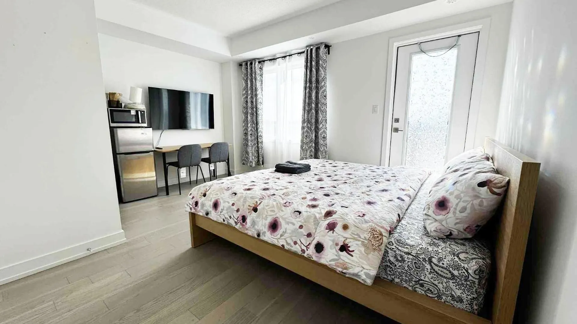 Modern Private Room Private Bathroom With King Bed With Tv And Balcony Midtown Downtown Toronto