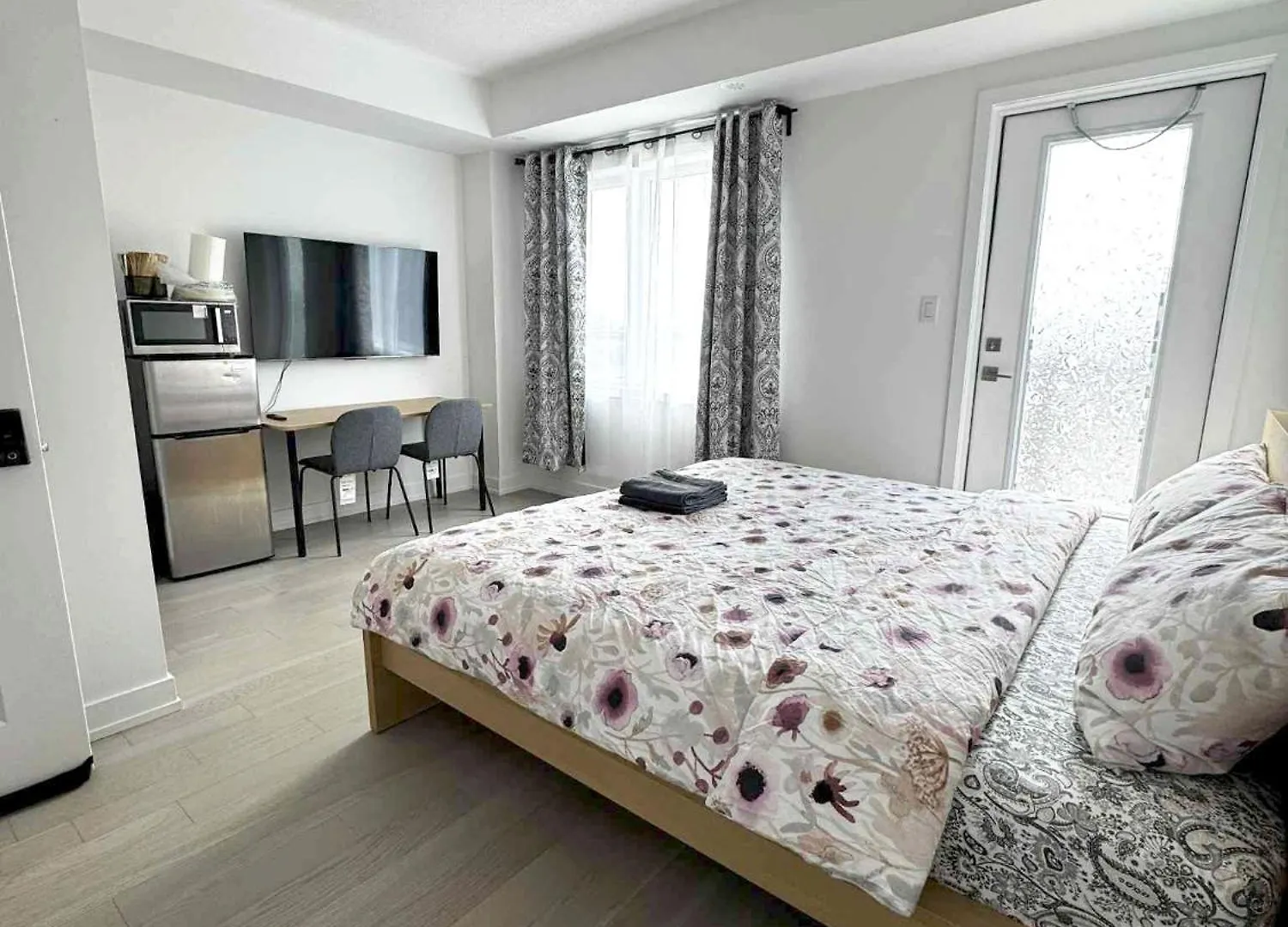Modern Private Room Private Bathroom With King Bed With Tv And Balcony Midtown Downtown Toronto 0*,  Canada