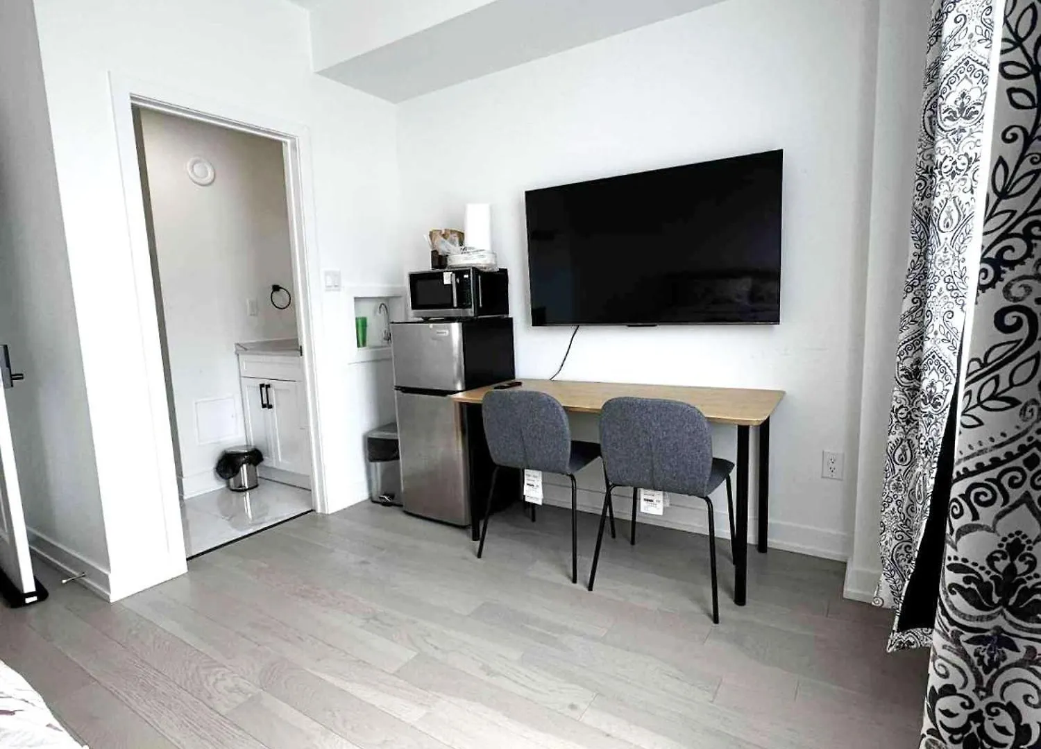 Modern Private Room Private Bathroom With King Bed With Tv And Balcony Midtown Downtown Toronto 0*,  Kanada