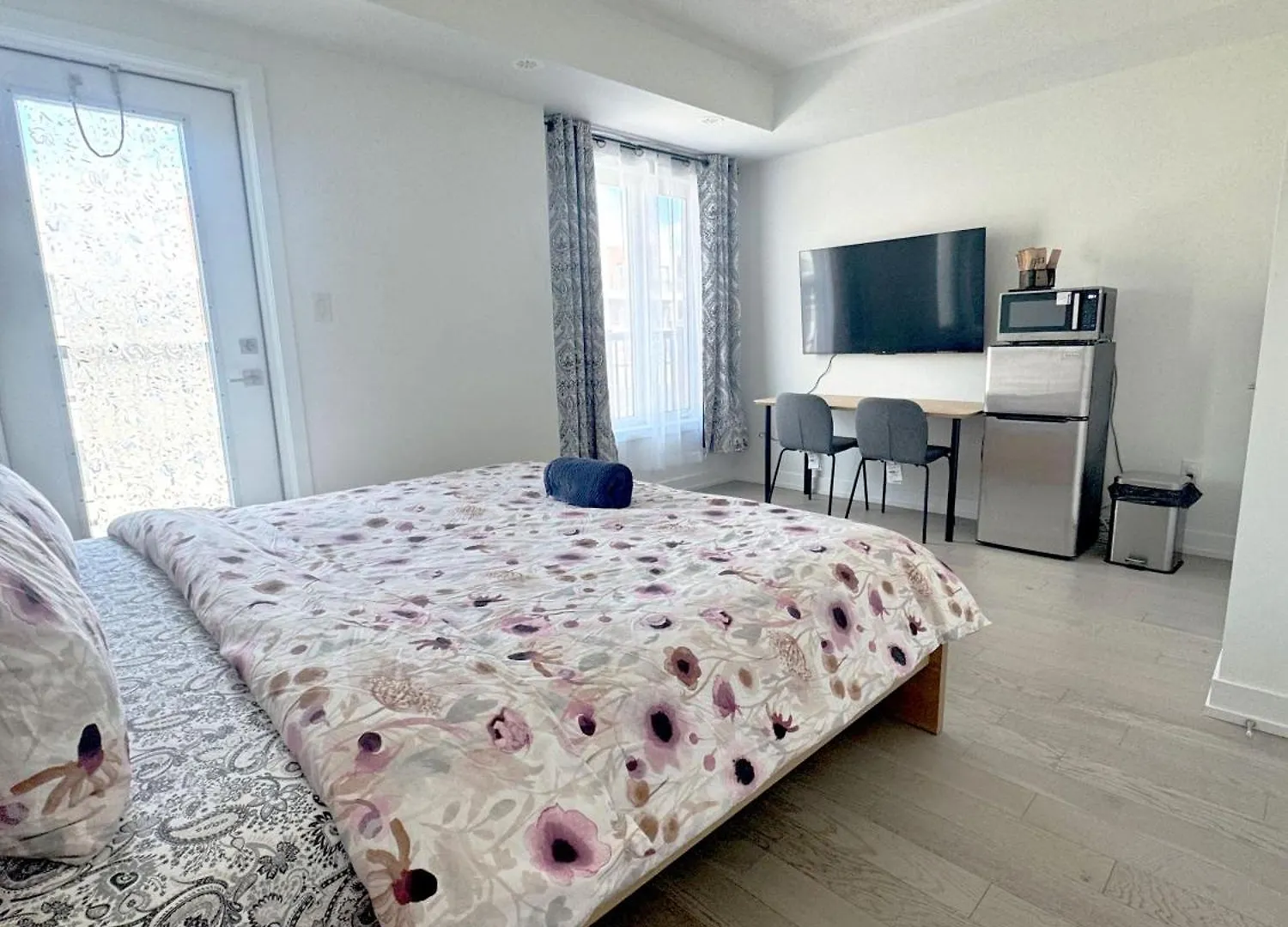 Modern Private Room Private Bathroom With King Bed With Tv And Balcony Midtown Downtown Toronto Homestay