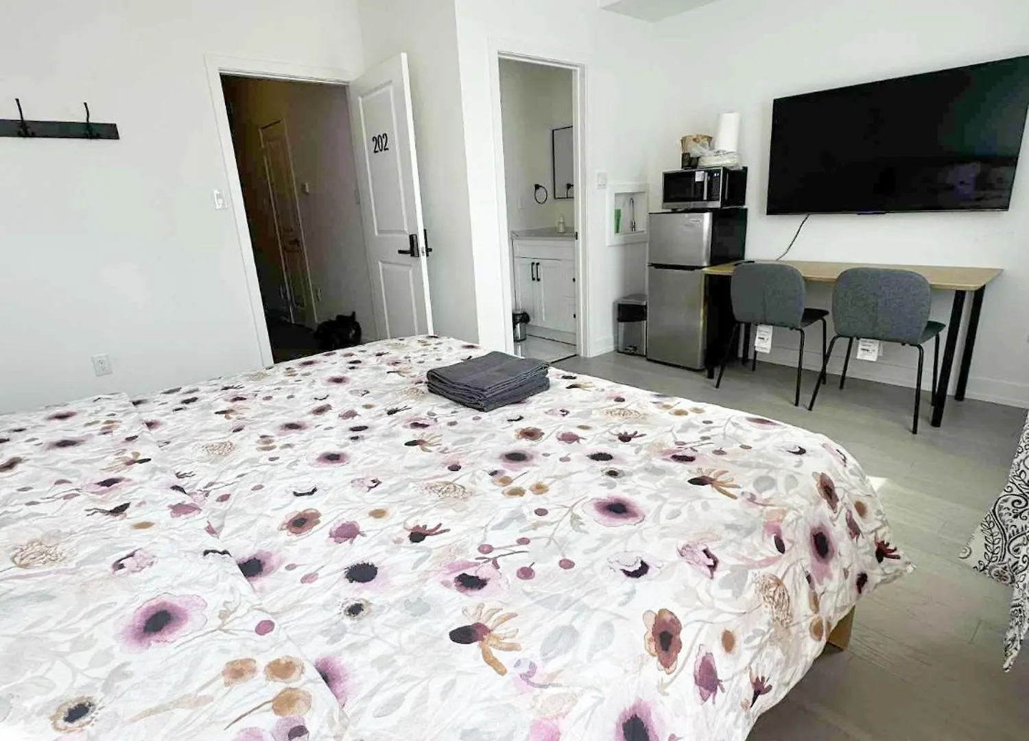 Homestay Modern Private Room Private Bathroom With King Bed With Tv And Balcony Midtown Downtown Toronto