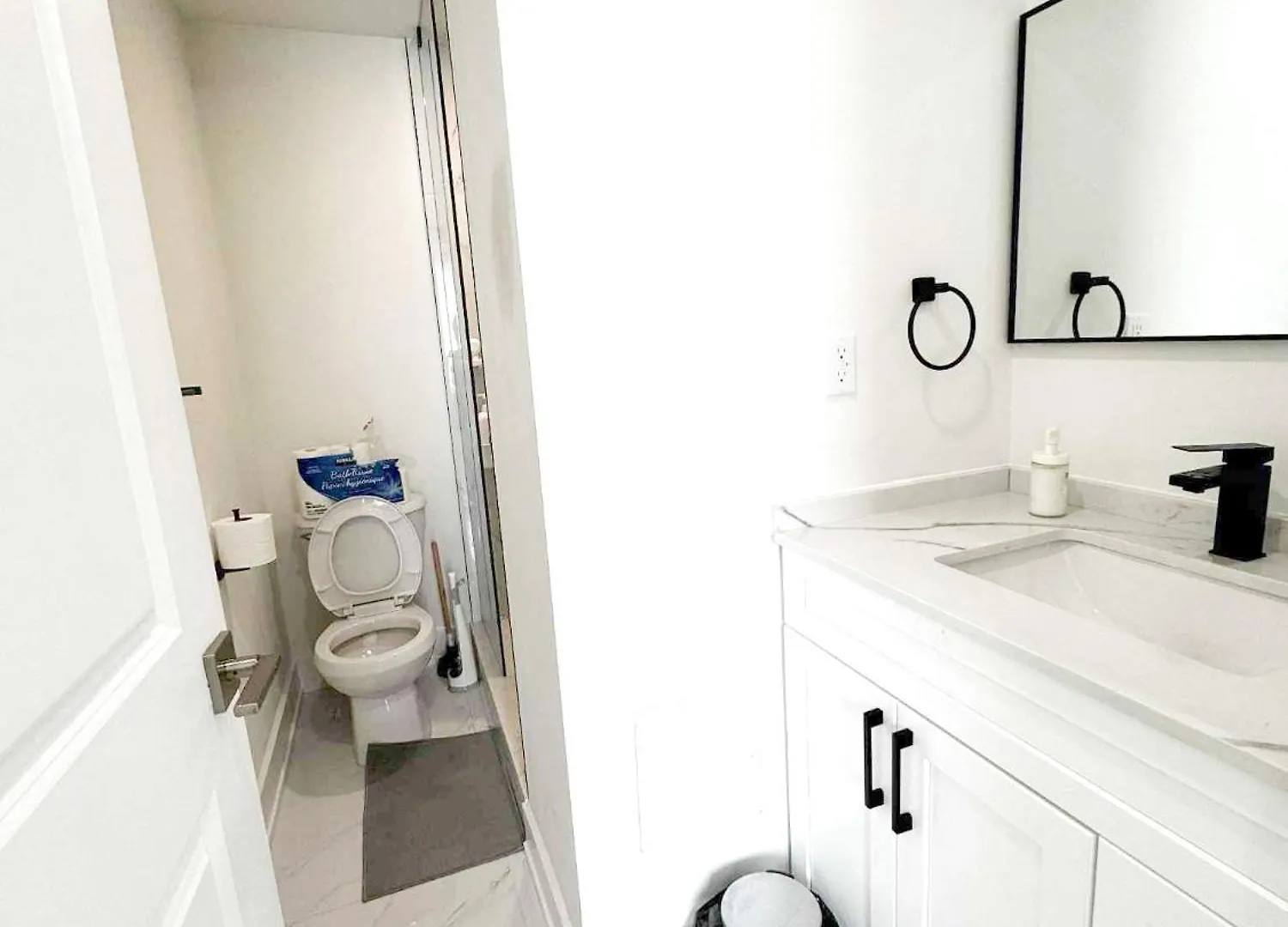 Modern Private Room Private Bathroom With King Bed With Tv And Balcony Midtown Downtown Toronto 0*,  Canada
