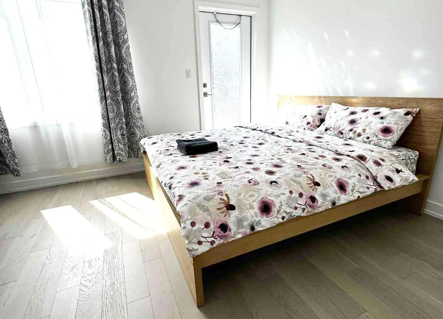 Modern Private Room Private Bathroom With King Bed With Tv And Balcony Midtown Downtown Toronto