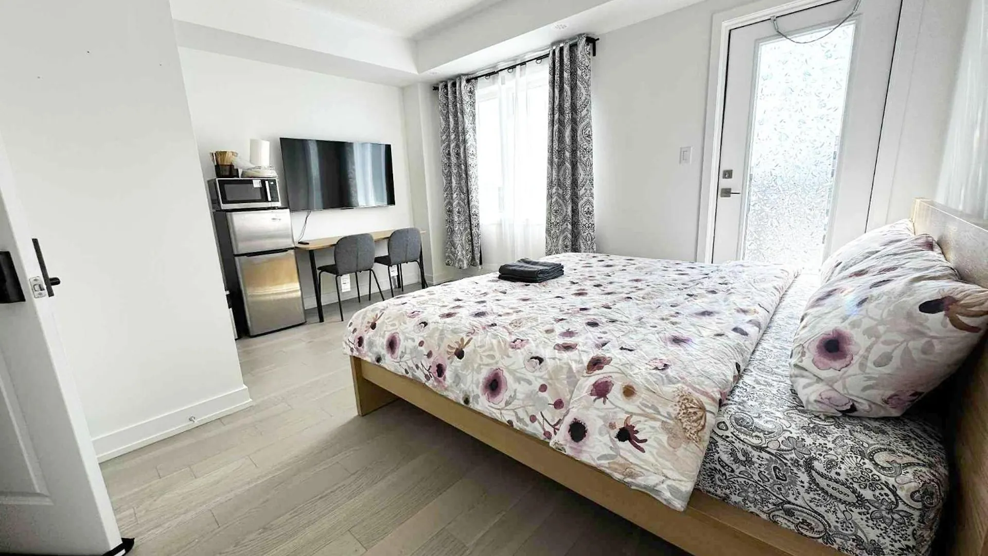 Modern Private Room Private Bathroom With King Bed With Tv And Balcony Midtown Downtown Toronto Canada